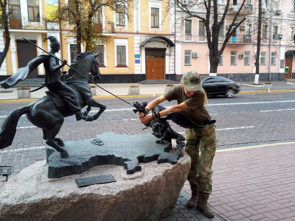 Скульптурна композиція Українські добровольці допомагають ЗСУ :) sbu